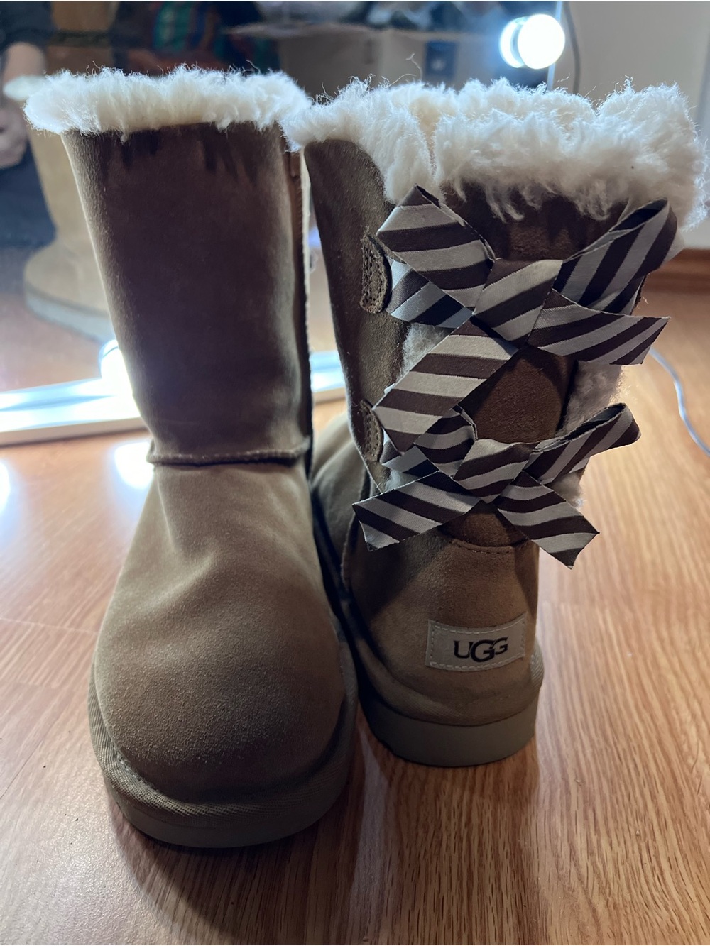 UGG SHORT BAILEY BOW II DIAGONAL STRIPES CHESTNUT SUEDE FUR BOOTS